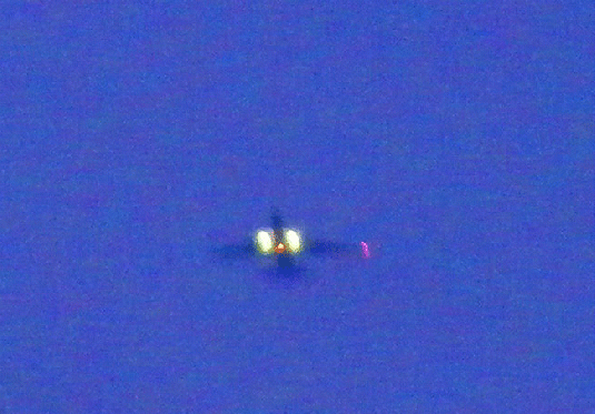 2009-05-dbkc-Jet-u00dcberflug in der Du00e4mmerung (freie Handaufnahme mit 4-Sekunden Belichtung)