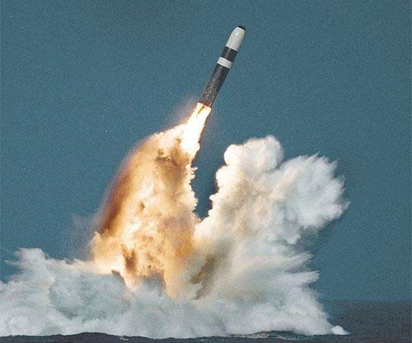 icbm-trident-2-nuclear-missile-launch-submerged-royal-navy-submarine-hg
