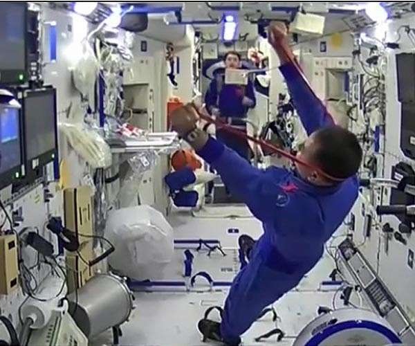 china-tiangong-space-station-astronauts-doing-exercises-hg